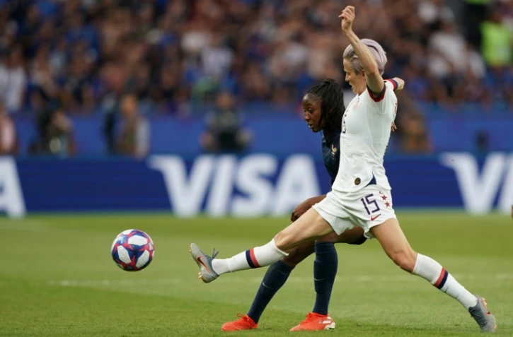 L'attaquante des USA Megan Rapinoe (d) buteuse lors du quart de finale du Mondial face à la France le 28 juin 2019 au Parc des Princes