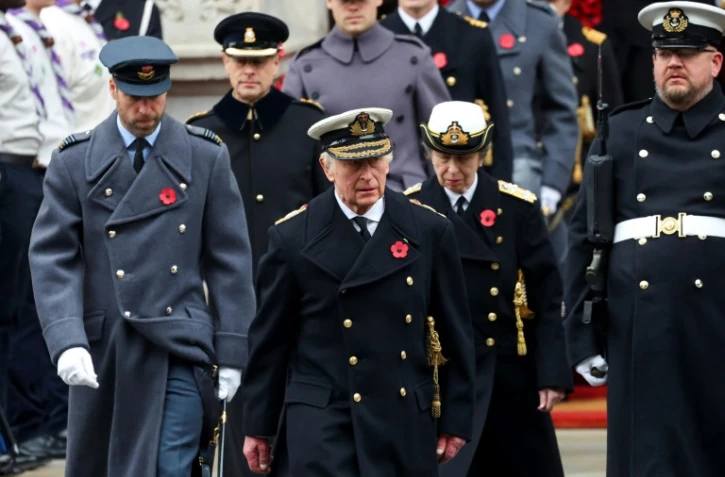 Le roi Charles III, acccompagné du prince William et de la princesse Anne, participe aux cérémonies du dimanche du souvenir, le 10 novembre 2024 à Londres