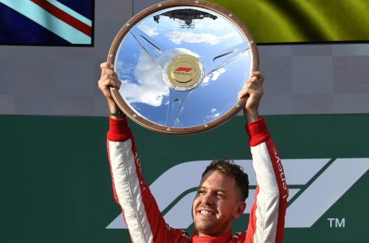 L'Allemand Sebastian Vettel (Ferrari) soulève le trophée après sa victoire au GP d'Australie ouvrant la saison de F1, le 25 mars 2018 à Melbourne