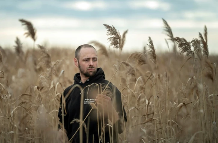 Jacobus van Hoorne, 37 ans, ex-scientifique du Cern reconverti artisan couvreur, dans ses champs Ă Breitenbrunn, en Autriche, le 9 mars 2023