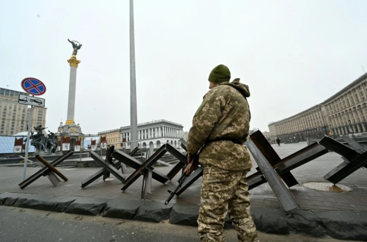 Un soldat ukrainien sur la place de l'indépendance à Kiev, le 2 mars 2022