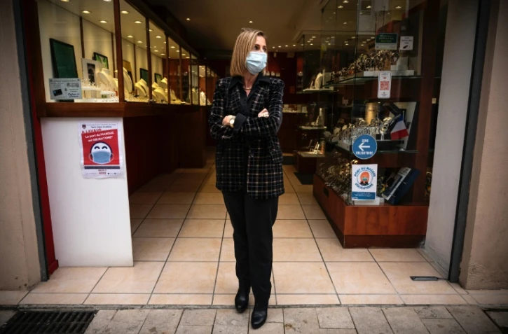 Une commerçante devant sa boutique le 3 novembre 2020 à Lavaur (sud-ouest)