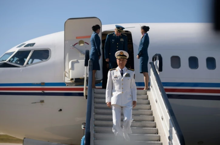 Miao Hua (c), directeur du département chinois des affaires politiques de la Commission militaire centrale, à son arrivée à l'aéroport international de Pyongyang, le 14 octobre 2019 en Corée du Nord