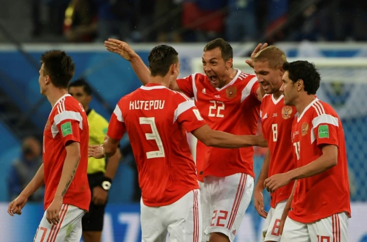 L'attaquant russe Artem Dzyuba (c) exulte après avoir inscrit le 3e but de la Russie face à l'Egypte au Mondial, le 19 juin 2018 à Saint-Pétersbourg