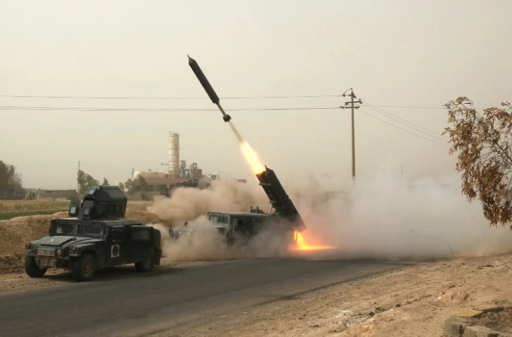 Les forces irakiennes tirent des roquettes sur des positions de jihadistes de l'EI, le 23 septembre 2017 à Hawija