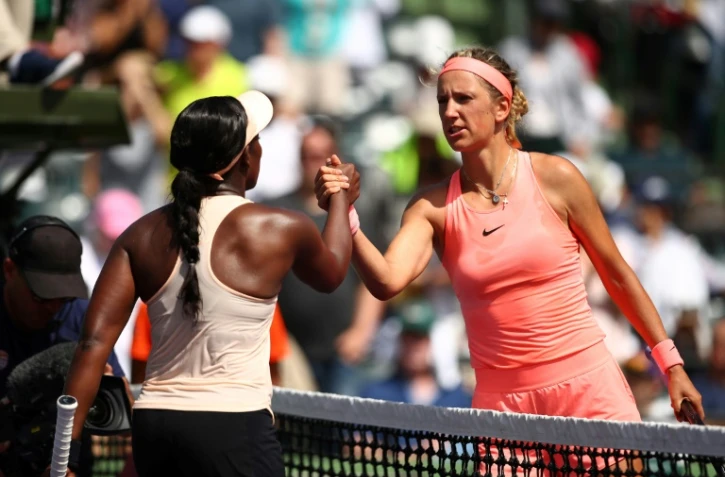 La bélarusse Victoria Azarenka (d) serre la main de l'Américaine Sloane Stephens après sa défaite face à l'Américaine en demi au tournoi de Miami, le 29 mars 2018