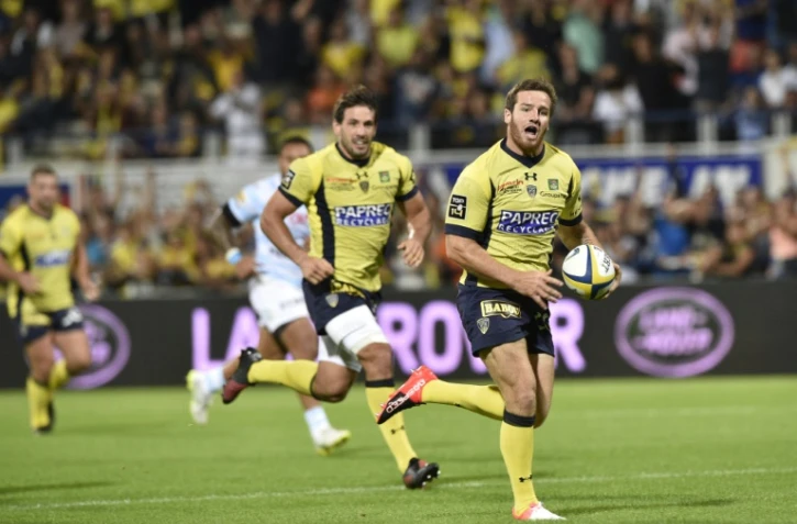 Le demi d'ouverture de Clermont Camille Lopez (d) exulte après avoir marqué un essai face au Racing 92 au Stade Michelin, le 10 septembre 2016