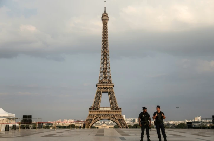 Des policiers sur le parvis des Droits de l'Homme, devant la Tour Eiffel, le 14 juillet 2018 à Paris