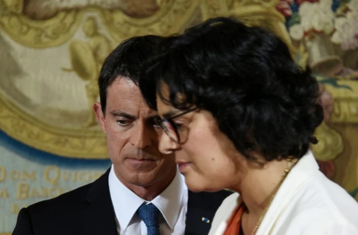 Le Premier ministre Manuel Valls (g) et la ministre du Travail Myriam El Khomri, le 29 juin 2016 Ă Matignon