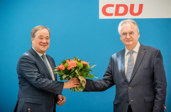 Le chef du gouvernement du Land allemand de Saxe-Anhalt, Reiner Haseloff (d) et le chef de la CDU Armin Laschet, le 7 juin 2021 Ă Berlin