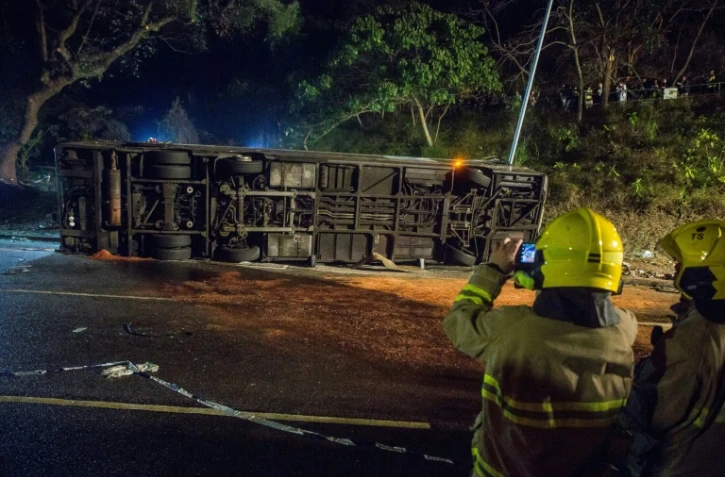 Le bus renversé après l'accident qui a causé la mort de 19 personnes à Hong Kong le 10 février 2018