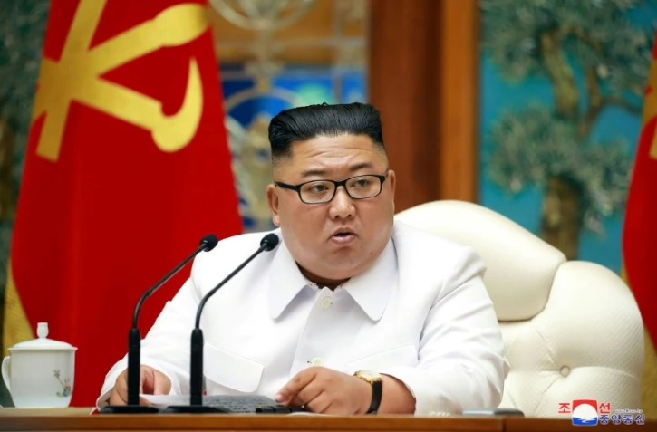 Le dirigeant nord-coréen Kim Jong Un lors d'une réunion d'urgence du bureau politique suite à un premier cas présumé de Covid-19 le 25 juillet 2020