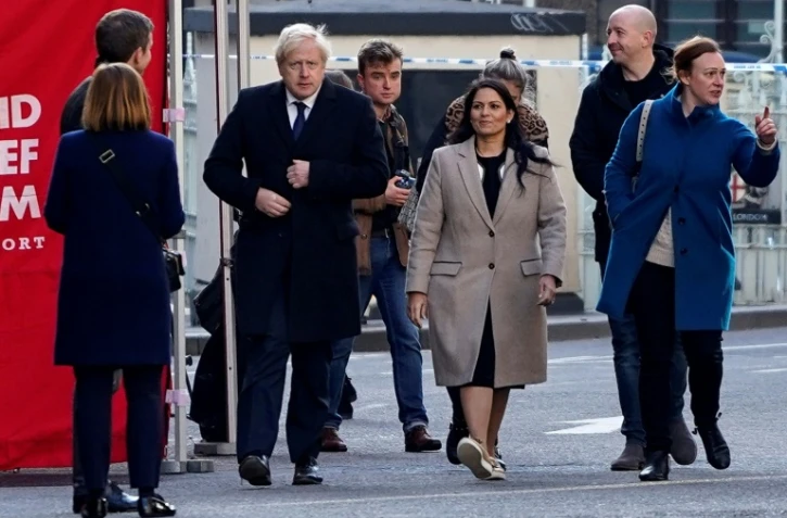 Le Premier ministre britannique Boris Johnson (2eG) et la ministre de l'Intérieur Priti Patel (3eG) arrivent le 30 novembre 2019 sur le site d'un attentat qui a fait la veille deux morts à Londres 