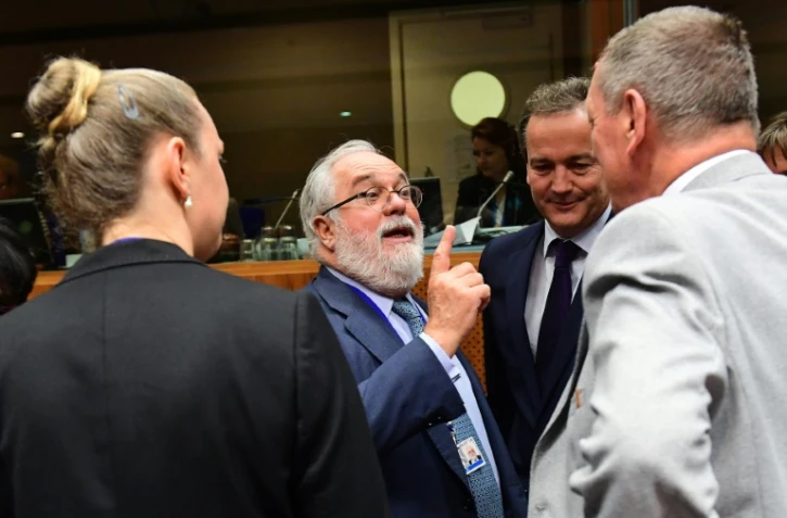 Le ministre polonais de l'Environnement, Jan Szyszko (D), s'entretient avec le commissaire européen Miguel Arias Canete (C), le 30 septembre 2016 à Bruxelles