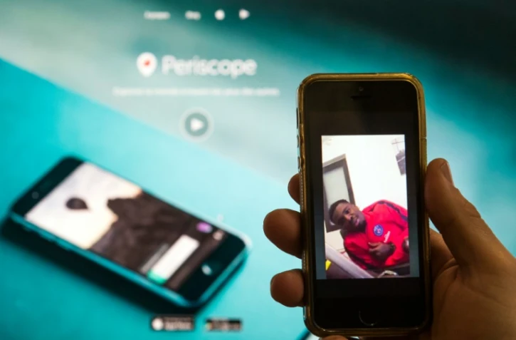Le défenseur du PSG Serge Aurier dérape lors d'un échange avec des internautes via l'application Periscope, le 13 février 2016 à Paris