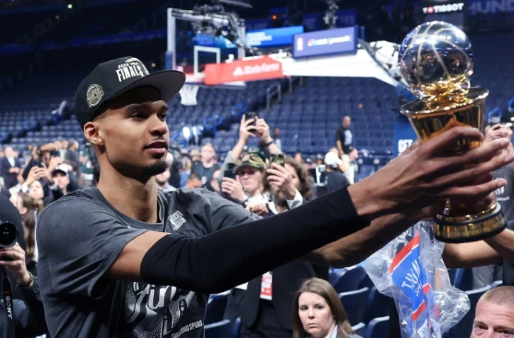 Le basketteur Victor Wembanyama des San Antonio Spurs montre aux supporters son trophée aprÚs avoir été nommé MVP de la finale de Conférence ouest et avoir battu les Oklahoma City Thunder, le 30 mai 2026 à Oklahoma City, aux Etats-Unis