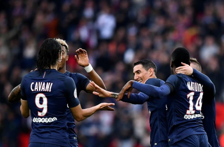 Angel Di Maria, félicité par Edinson Cavani et leurs coéquipiers après le 2e but du PSG contre Montpellier, le 22 avril 2017 au Parc des Princes