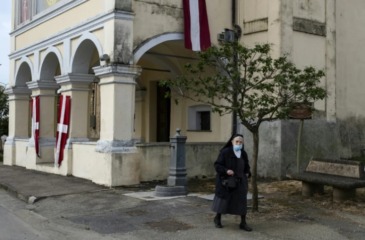 Une religieuse devant l'église San Giorgio à Caresana, dans le nord de l'Italie, le 26 avril 2020