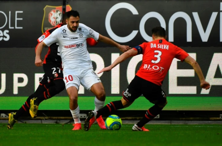 L'attaquant de Montpellier Gaëtan Laborde face au défenseur rennais Damien Da Silva le 8 mars à Rennes, lors de l'un des derniers matches de Ligue 1 disputés avant la suspension du championnat en raison de la pandémie de nouveau coronavirus.