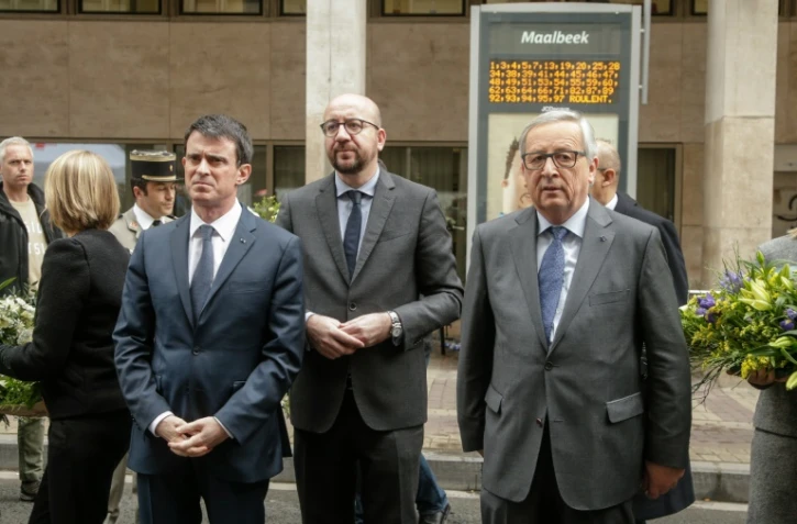 Le Premier ministre français Manuel Valls (g), le Premier ministre belge Charles Michel (c) et le président de la Commission européenne Jean-Claude Juncker, devant la station de métro de Maelbeek à Bruxelles le 23 mars 2016