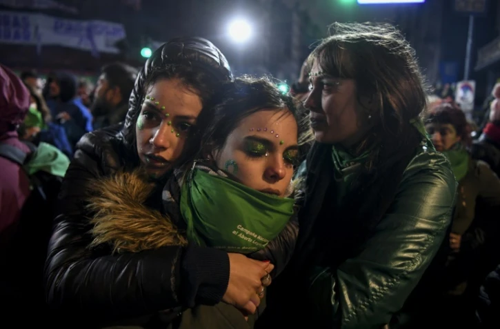 Des activistes en faveur de la légalisation de l'avortement après l'annonce du rejet par les sénateurs argentins de la loi légalisant l'avortement dans le pays, à Buenos Aires, le 09 août 2018