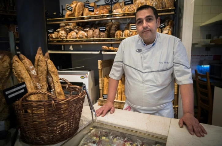Le boulanger Sami Bouattour, vainqueur du Grand Prix annuel de la meilleure baguette de tradition française, dans sa boulangerie, le 5 mai 2017 à Paris