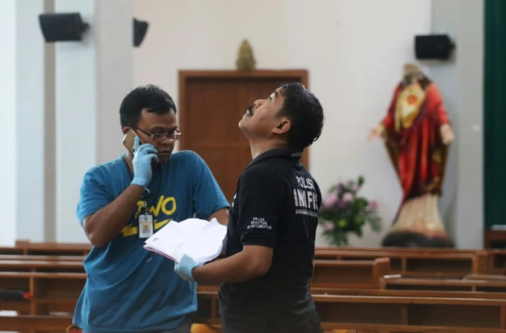 La police indonésienne dans l'église où s'est déroulée l'attaque à l'épée le 11 février 2018 dans la province de  Yogyakarta à Java en Indonésie