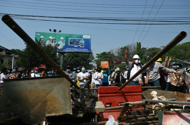 Des manifestants derrière une barricade, le 28 février 2021 à Rangoun, en Birmanie
