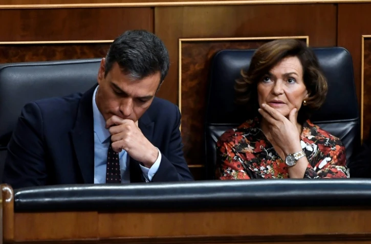 Le chef du gouvernement espagnol sortant Pedro Sanchez (G) et la vice-présidente Carmen Calvo lors d'une séance plénière au Parlement, à Madrid le 11 septembre 2019