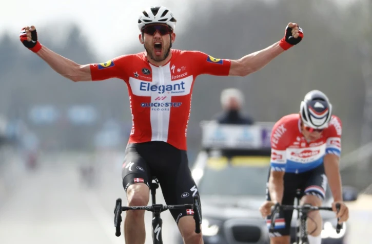 Danois Kasper Asgreen franchit en vainqueur la ligne d'arrivée du Tour des Flandres, le 4 avril 2021 à Oudenaarde