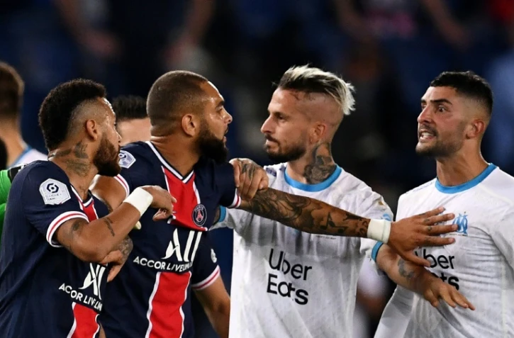L'attaquant du Paris Saint-Germain Neymar et le défenseur de Marseille Alvaro Gonzalez séparés par le défenseur parisien Layvin Kurzawa lors du match de L1 entre les deux équipes au Parc de Princes stadium le 13 septembre 2020