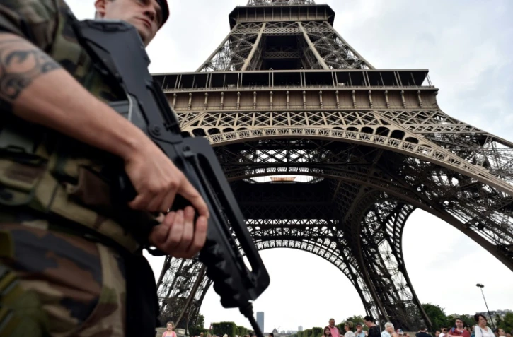 Un soldat français surveille la tour Eiffel le 20 juillet 2016 à Paris