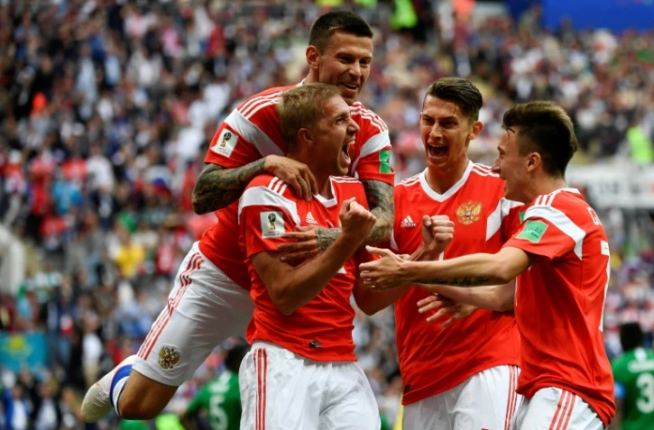 Le Russe Youri Gazinsky (c), félicité par des coéquipiers, vient de marquer le premier but du Mondial en Russie contre l'Arabie Saoudite, le 14 juin 2018 à Moscou  