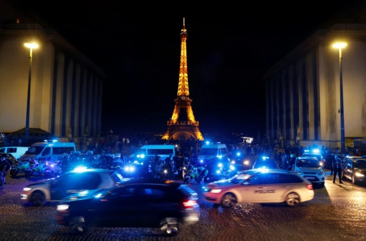 Des policiers manifestent sur la place du Trocadéro à Paris le 14 juin 2020