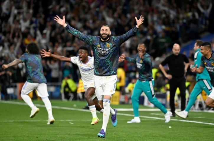 La joie de Karim Benzema et ses coéquipiers du Real après la qualification pour la finale de la Ligue des champions, le 4 mai 2022 à Madrid