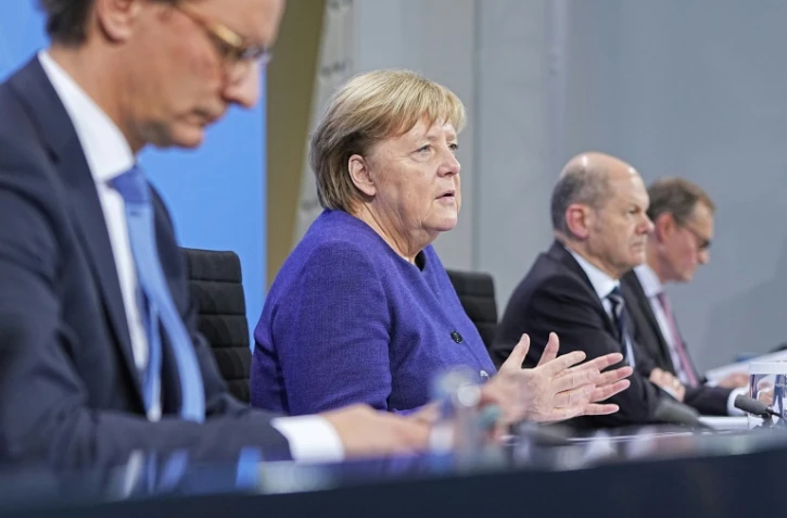 Angela Merkel, le Premier ministre de l'État de Rhénanie du Nord-Westphalie Hendrik Wuest (L) Le ministre allemand des Finances Olaf Scholz (2e D) et le maire de Berlin Michael Mueller (D) à la chancellerie de Berlin le 18 novembre 2021
 