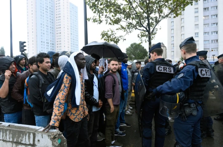 Opération d'évacuation de migrants par la police Porte de la Chapelle, dans le nord de Paris, le 18 août 2017