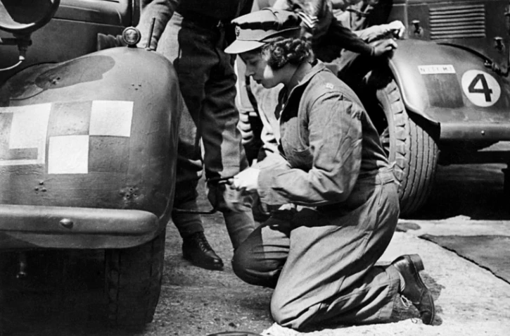 La princesse Elizabeth change une roue d'un tank dans les années 40 lors de la seconde guerre mondiale
