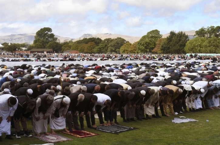 Des milliers de personnes prennent part à la prière du vendredi à Hagley Park à Christchurch, une semaine après la tuerie des mosquées