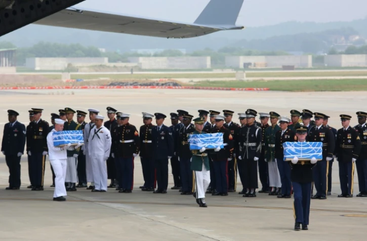 Les restes de soldats américains tués lors de la guerre de Corée sont transférés sur la base aérienne d'Osan le 27 juillet 2018

