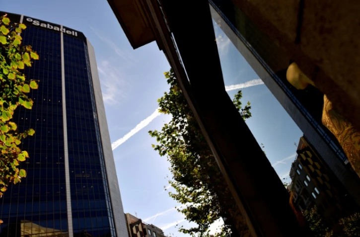 Banco Sabadell, deuxième banque catalane, la plus touchée avec un effondrement de son cours de près de 6%, prévoit un éventuel départ de son siège social de Catalogne