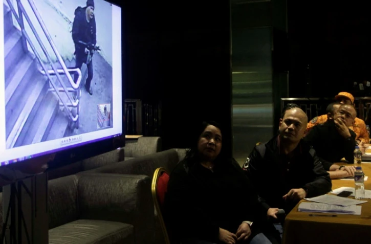 L'auteur de l'attaque d'un casino de Manille (à l'écran à gauche) sur des images de vidéosurveillance, le 3 juin 2017 dans la capitale philippine