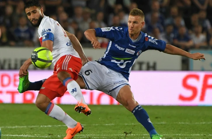 Le capitaine lyonnais Nabil Fekir marqué par le défenseur strasbourgeois Jérémy Grimm, lors d'un match de Ligue disputé à La Meinau, le 12 mai 2018