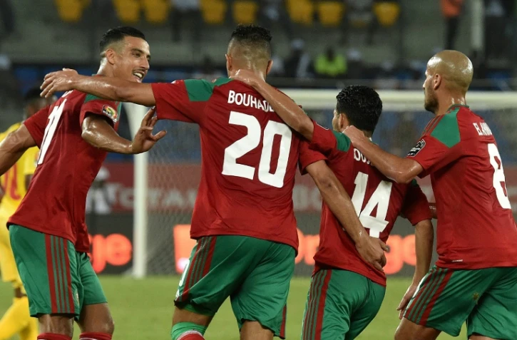 L'attaquant Aziz Bouhaddouz (2g) est congratulé par ses coéquipiers après avoir ouvert le score pour le Maroc face au Togo lors de la CAN, le 20 janvier 2017 à Oyem 