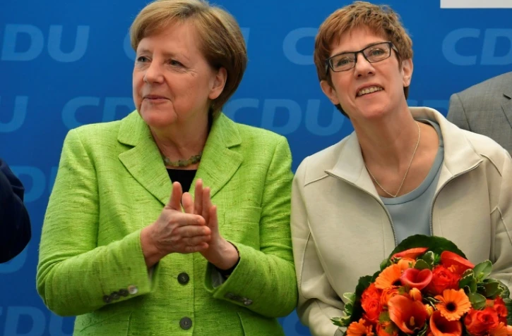 La Chancelière allemande Angela Merkel (g) et la candidate de la CDU aux élections régionales en Sarre, Annegret Kramp-Karrenbauer, le 27 mars 2017 à Berlin