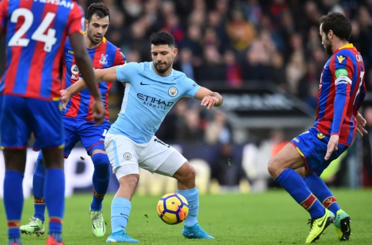 L'attaquant argentin de Manchester City Sergio Aguero (c) aux prises avec le milieu de terrain français de Crystal Palace Yohan Cabaye (d) lors d'un match de Premier League, le 31 décembre 2017 à Londres