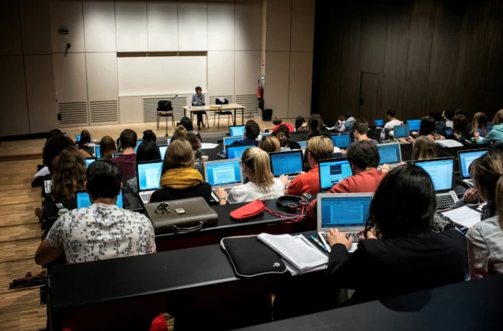 Des étudiants prennent des notes lors d'un cours dans une université de Lyon (France) le 18 septembre 2015