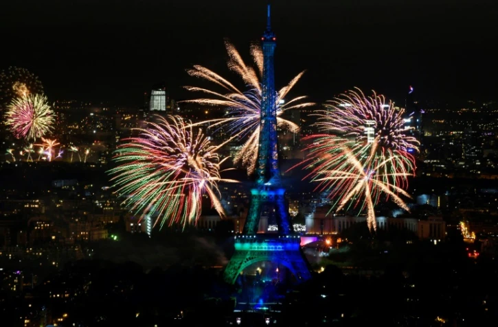 Feux d'artifice au-dessus de la Tour Eiffel à Paris lors de la fête nationale, le 14 juillet 2022