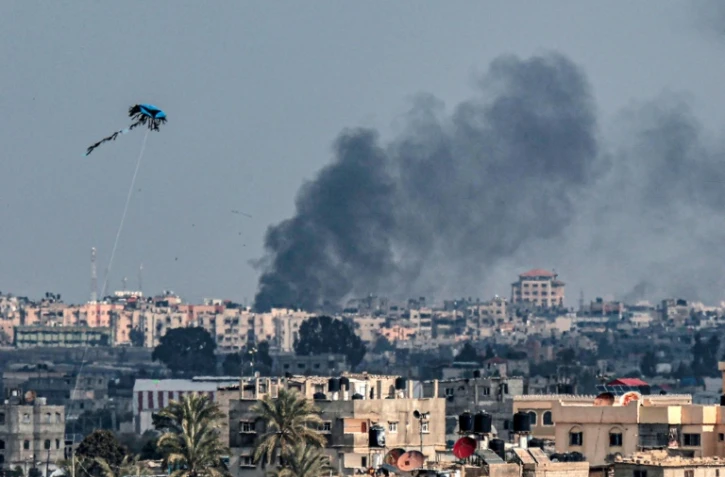 Un cerf-volant dans le ciel de Rafah, dans le sud de la bande de Gaza, pendant un bombardement sur Khan Younès, le 20 février 2024