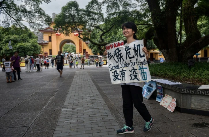 La militante environnementale Howey Ou manifeste dans les rues de Guilin (Chine), le 7 août 2020